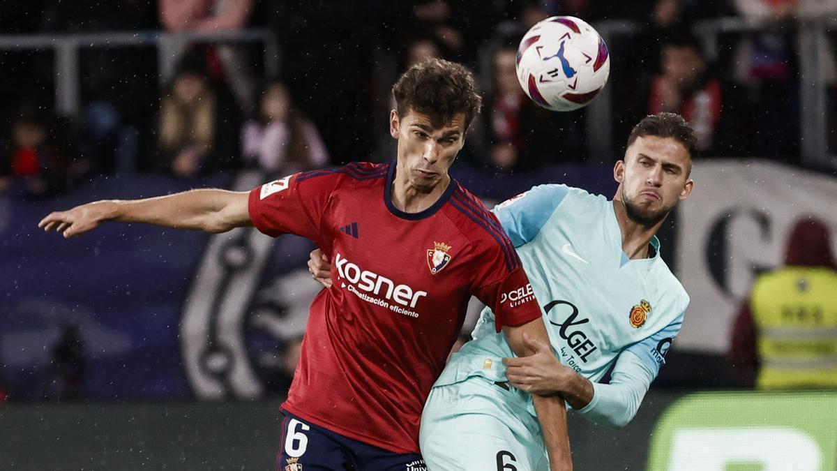 Torró y Copete luchan un balón aéreo