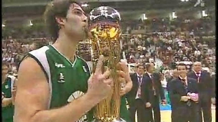 El Unicaja levantó el título de Copa en Zaragoza 2005 tras clasificarse de rebote la última jornada de la primera vuelta. | LA OPINIÓN