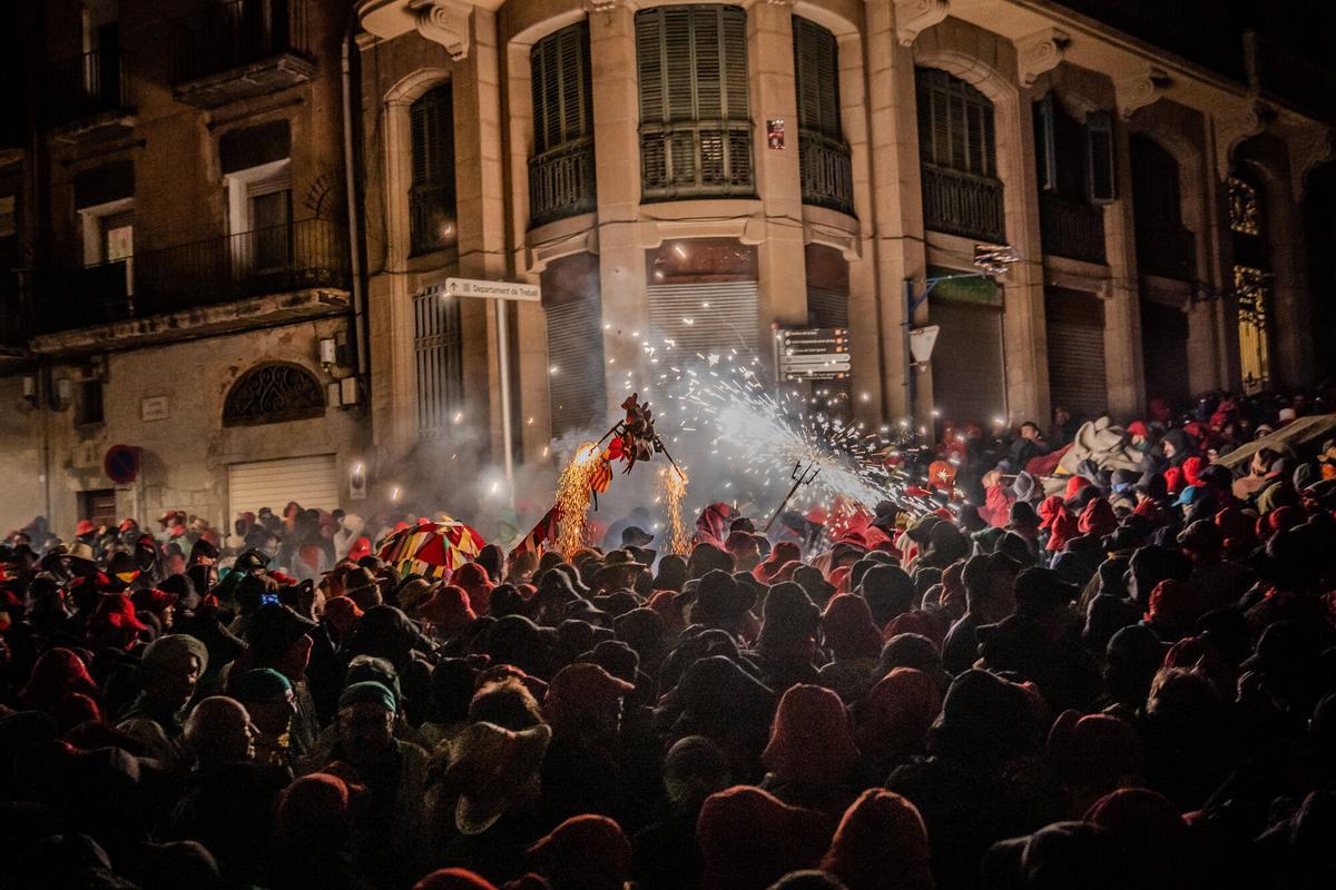 El Correfoc tanca amb un espectacle de foc i de gent la Festa Major de Manresa