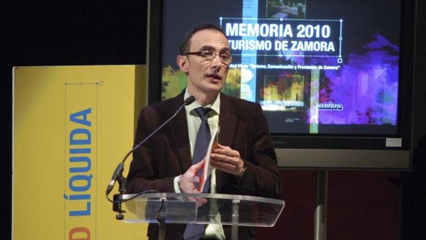 Gala de Turismo en el Principal. Luis Javier Alonso presenta la memoria de la Sociedad de Turismo. Marzo de 2011.