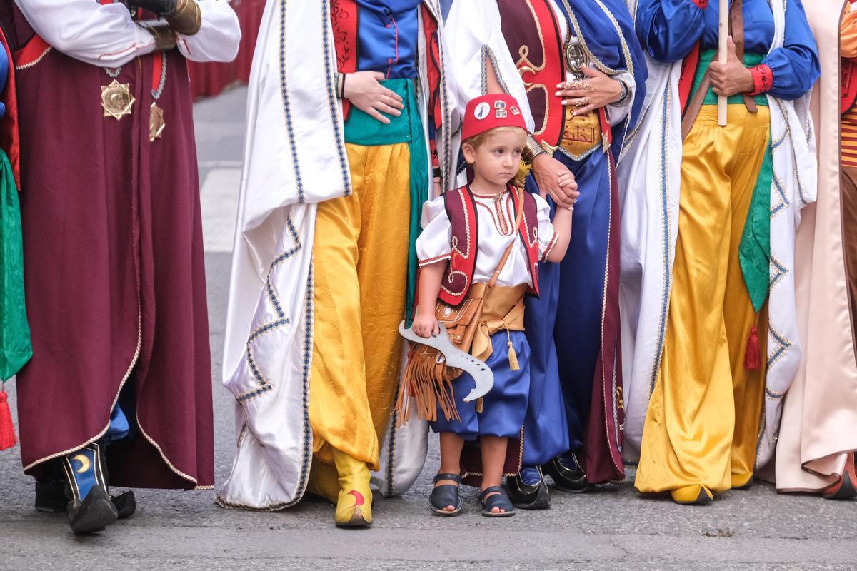 Las mejores imágenes del Desfile del 50 aniversario del Primer Congreso Nacional de Fiestas de Moros y Cristianos en Villena Las mejores imágenes del Desfile del 50 aniversario del Primer Congreso Nacional de Fiestas de Moros y Cristianos en Villena