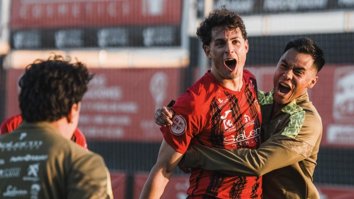 Los futbolistas del Salerm Puente Genil celebran un gol esta temporada.
