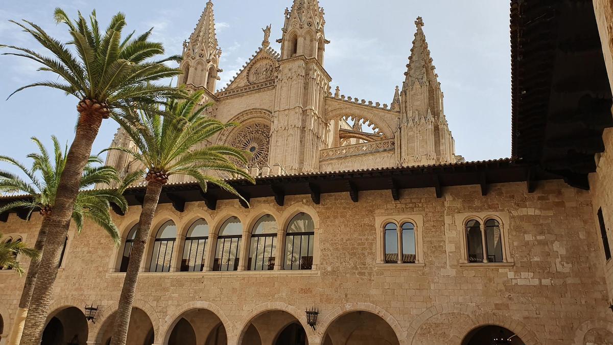 La Almudaina desde el patio de armas y con la Catedral al fondo