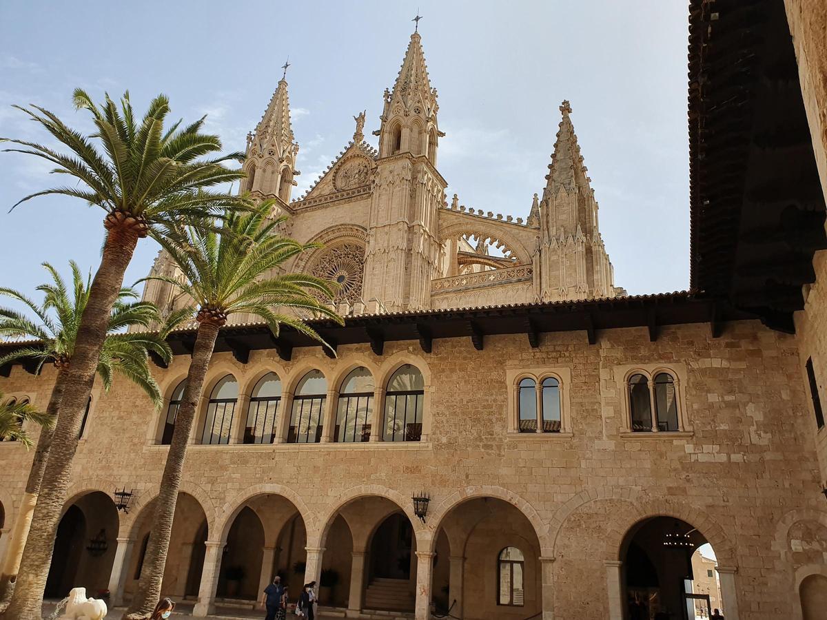 La Almudaina desde el patio de armas y con la Catedral al fondo