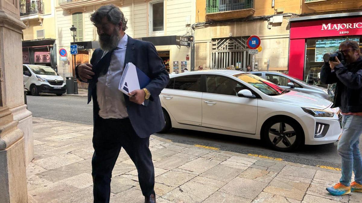 Pedro Bestard, entrando al Palau del Consell para acudir a una Comisión de Transparencia.