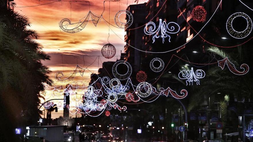 Solo el 80% de las luces de Navidad en Alfonso El Sabio, tras tres días de  montaje - Información