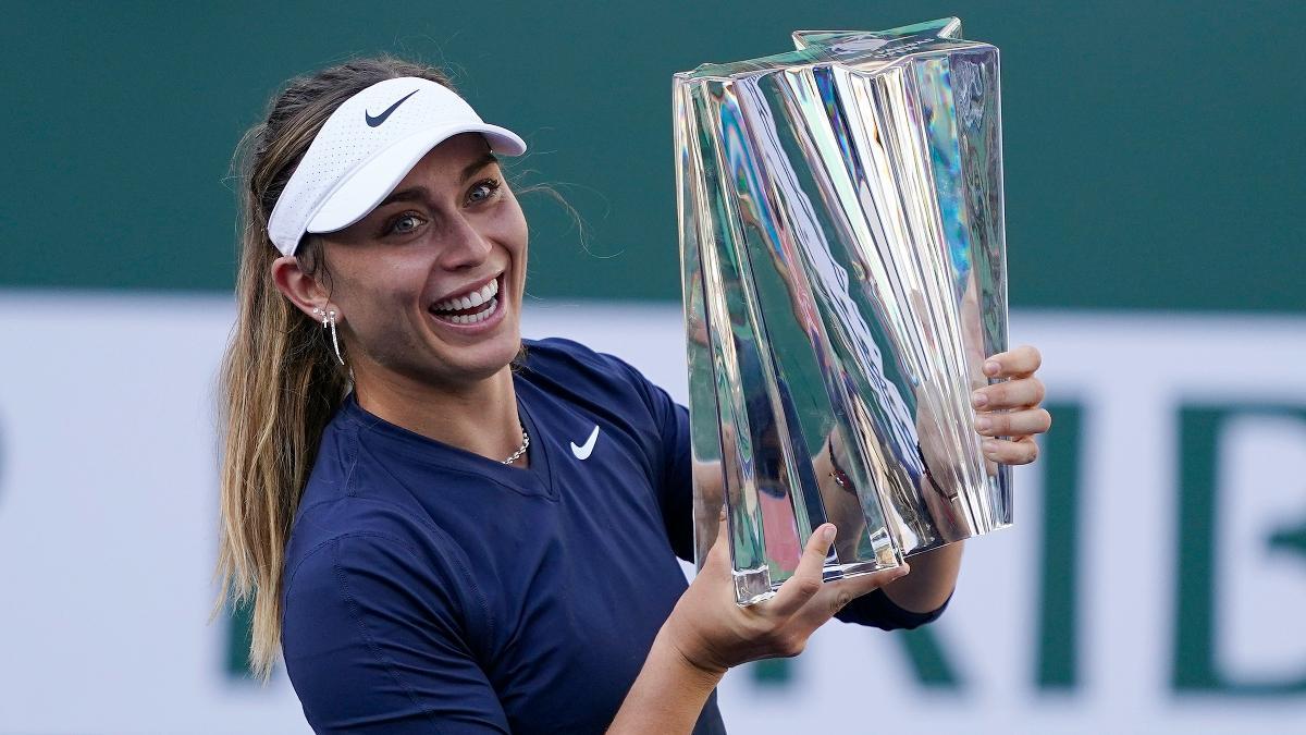 Paula Badosa alza el trofeo de campeona del Masters 1000 de Indian Wells