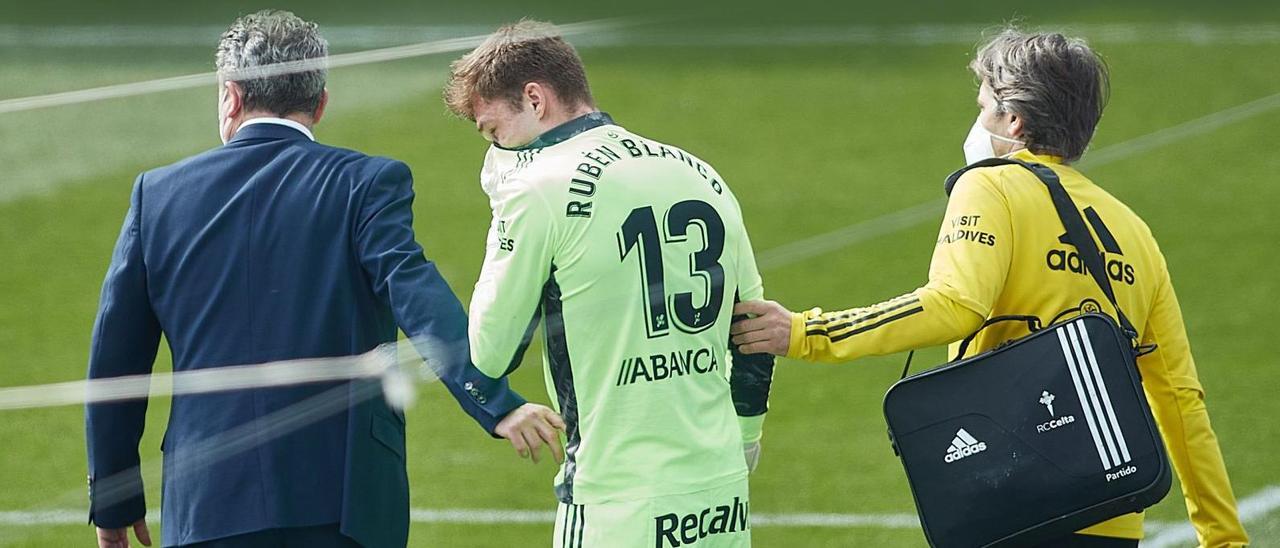 Rubén Blanco,  junto al médico del club, Juan José García Cota, abandona el campo tras lesionarse en Huesca hace un año. |  // LOF