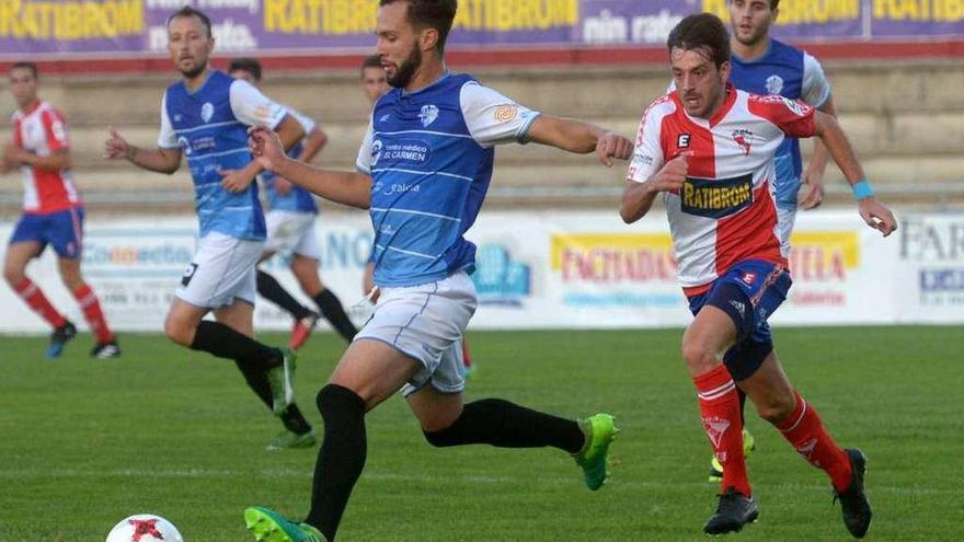 Un lance del partido jugado ayer en A Lomba. // Noe Parga