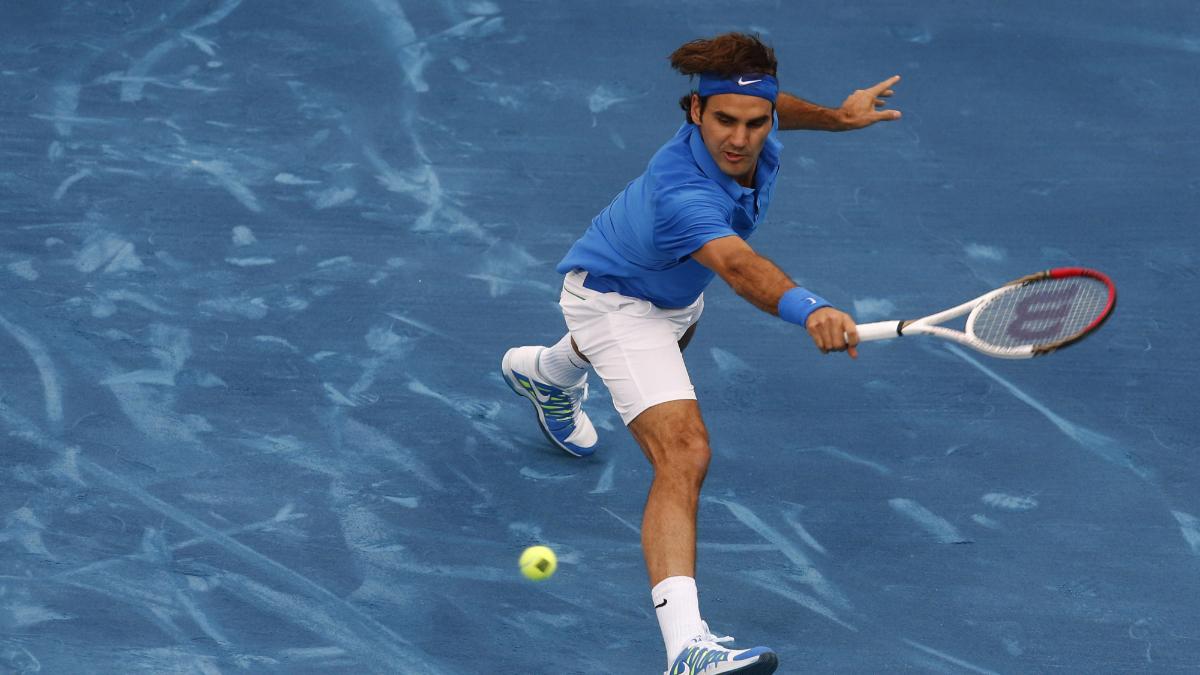 El tenista suizo Roger Federer golpea la bola durante el partido de semifinales del Masters 1000 de Madrid ante el serbio Janko Tipsarevic