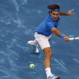 El tenista suizo Roger Federer golpea la bola durante el partido de semifinales del Masters 1000 de Madrid ante el serbio Janko Tipsarevic