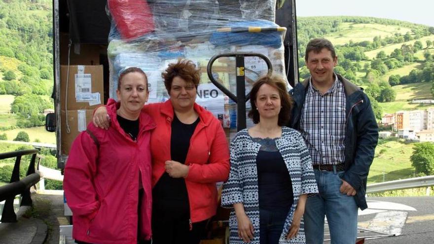 Elena Monasterio, Eva Fernández, Mayte Ruiz y José Ramón Feito, ante el camión cargado con la ayuda.