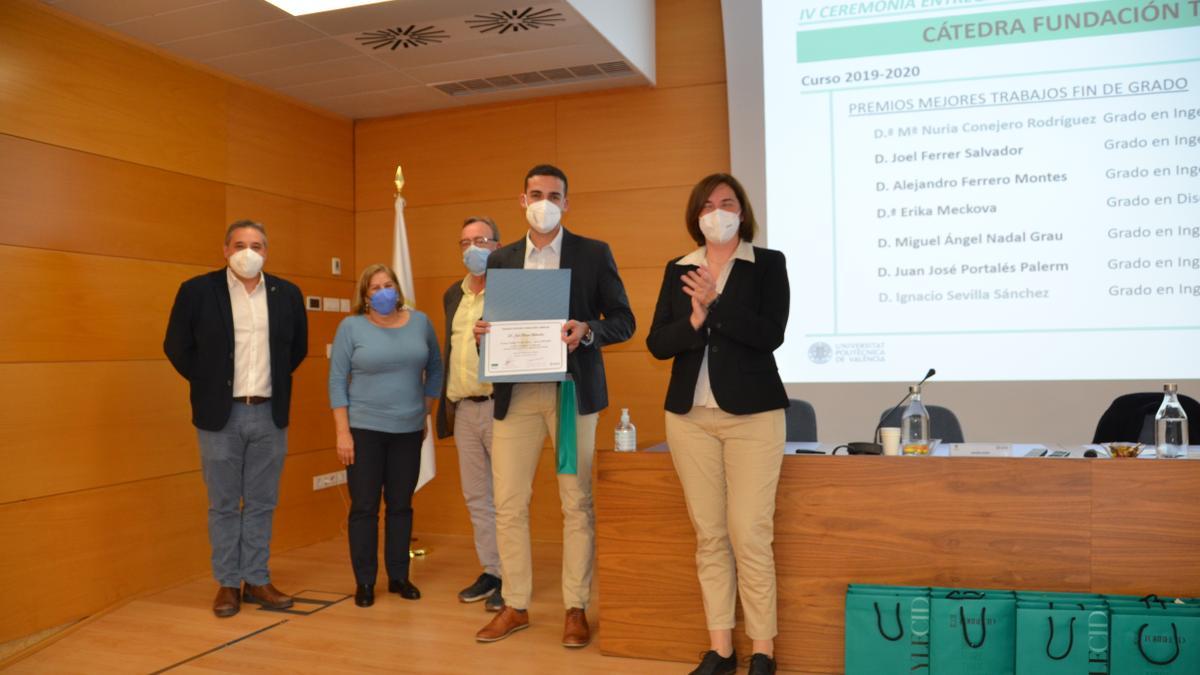 Joel Ferrer recibió también el Premio al Mejor Trabajo de Fin de Grado del curso 2019/2020 de la Cátedra de Torrecid.