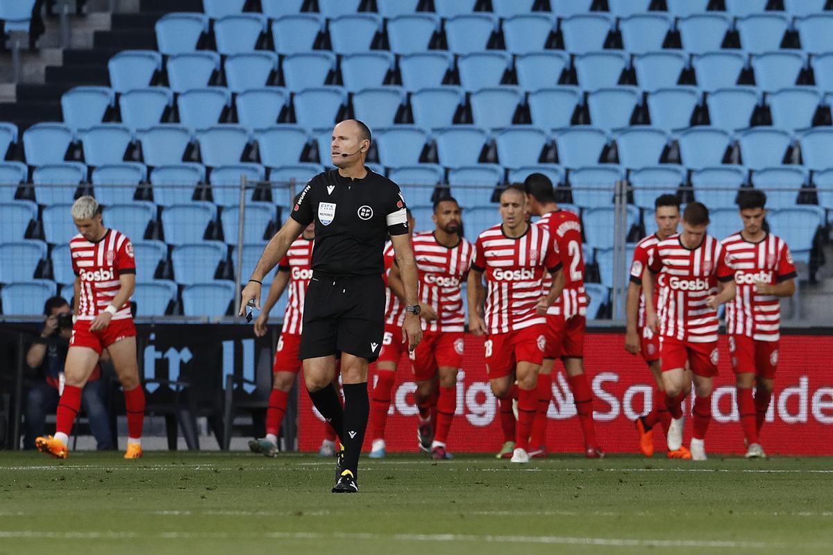 VIGO (PONTEVEDRA), 23/05/2023.- Los jugadores del Girona celebran tras marcar ante el Celta, durante el partido de Liga en Primera División que Celta de Vigo y Girona FC disputan este martes en el estadio de Balaídos. EFE/Salvador Sas