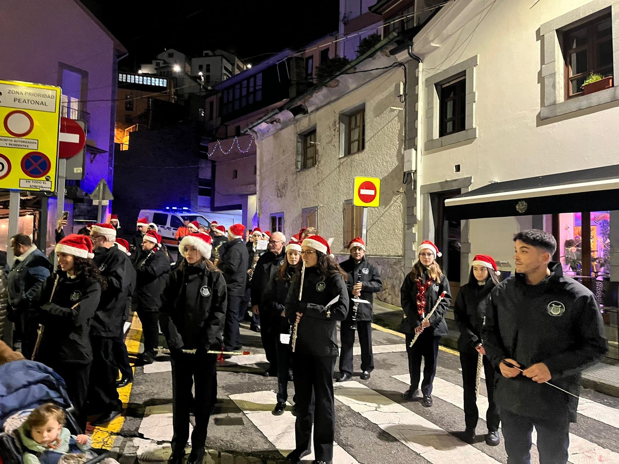 En imágenes: El espectacular desfile de Papá Noel por las calles de Luarca