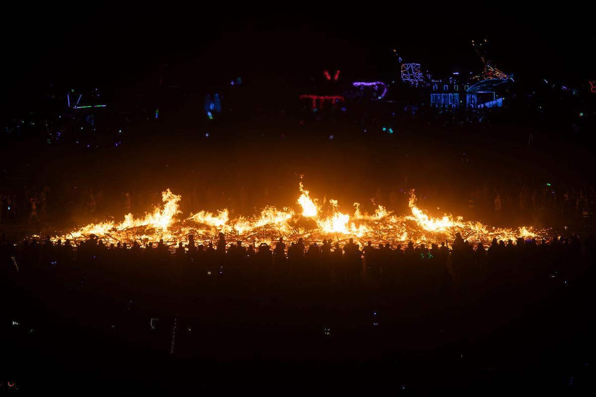 El templo de Miguel Arraiz en el Burning Man se quemó el último dñía del festival