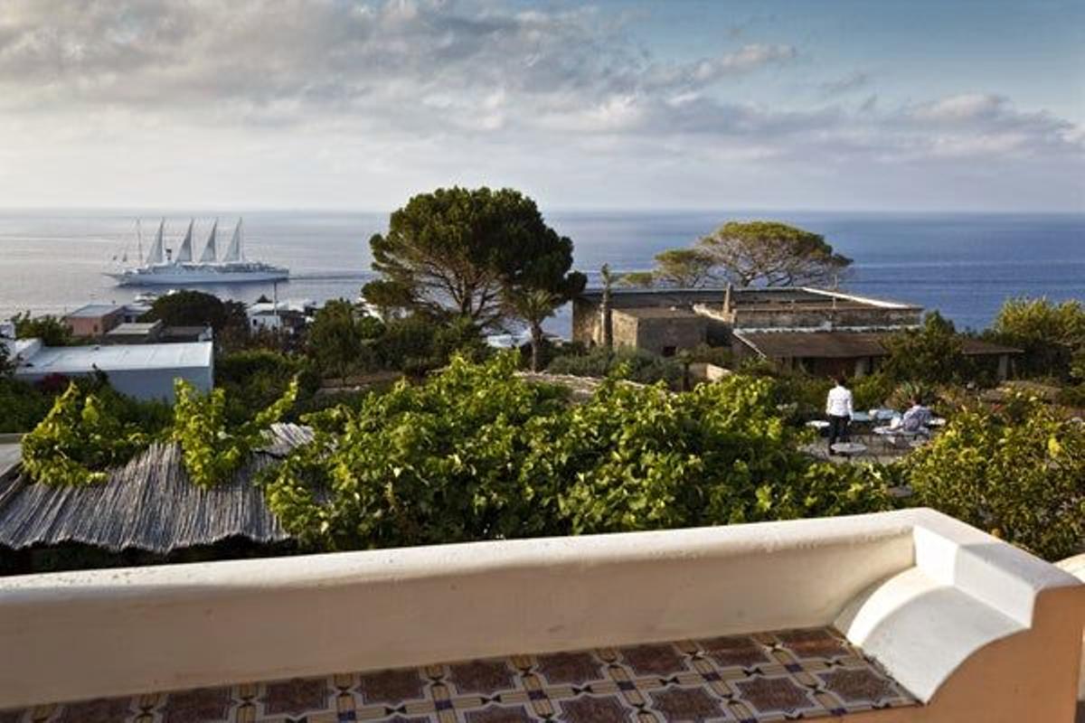 Salina, con su amplia red de senderos entre viñedos y huertos de alcaparras, es también famosa por