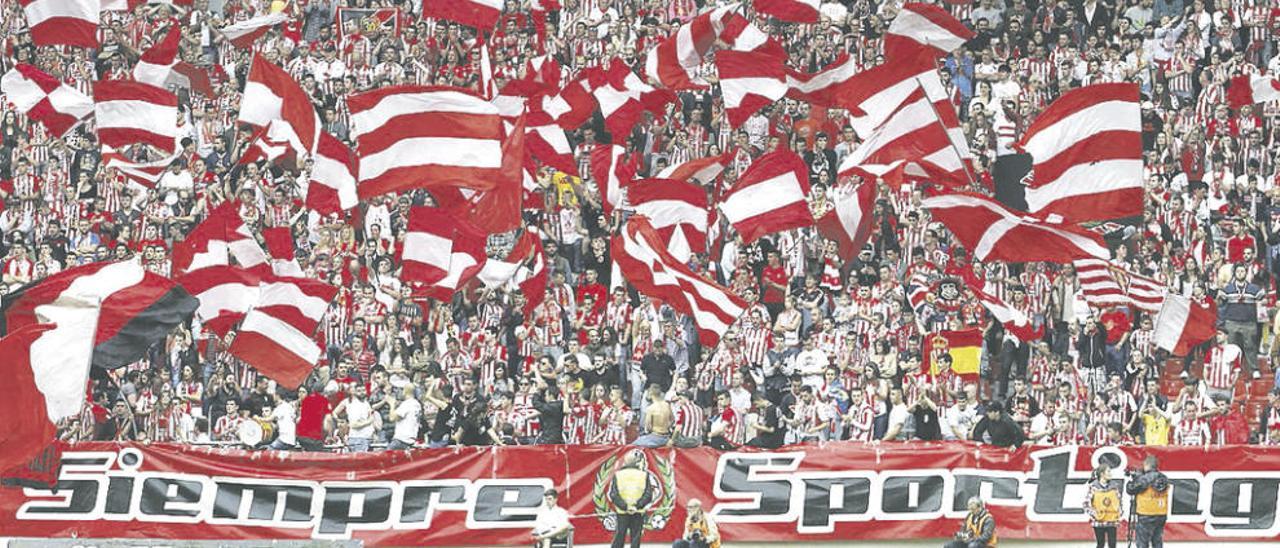 Sobre estas líneas, ambiente en El Molinón el pasado domingo. A la izquierda, pancarta de apoyo al equipo colocada ayer en Mareo.