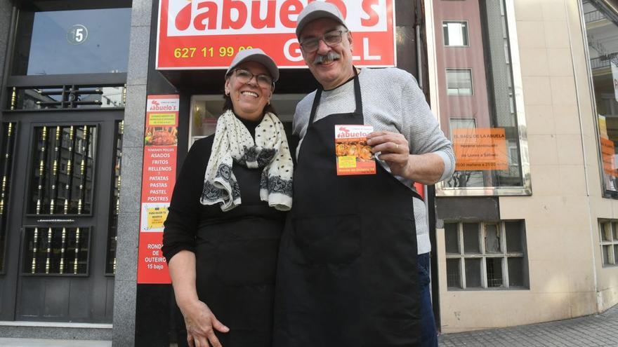 Oswaldo y María Aparecida, frente a su local Abuelo’s, este sábado.