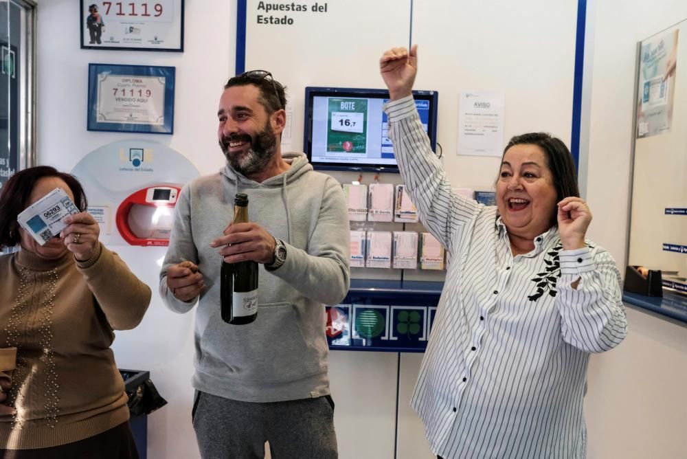 La administración de lotería en la calle Pere Francés en Ibiza celebra la venta de 190 décimos del 6.293, premiado con un quinto premio.