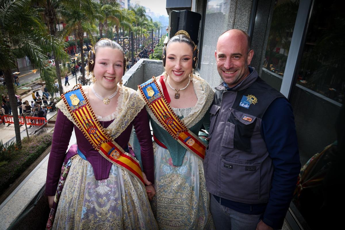 Las Falleras Mayores de Torrent con el pirotecnic de Hermanos caballer encargado de la última mascletá.