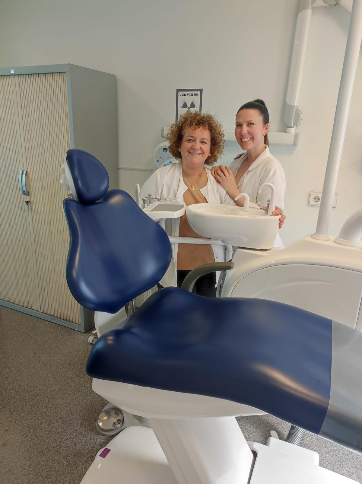 La higienista Ana Granda Rodríguez de la Flor y la técnico en Cuidados Auxiliares de Enfermería Selene Matellán Rosa, en el centro de salud de Llanoponte, en Avilés.