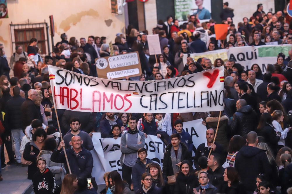 Veinte mil personas reclamaron ayer en las calles de Orihuela la derogación de la ley de Plurilingüismo