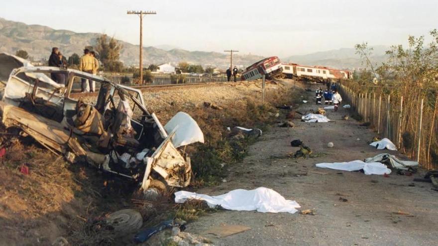 La furgoneta quedó totalmente destrozada y los cuerpos esparcidos junto a las vías.