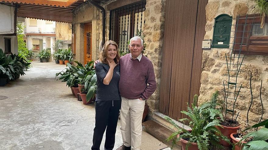 Emilio Prieto y Rosa María Gozalo, en la entrada de su casa.