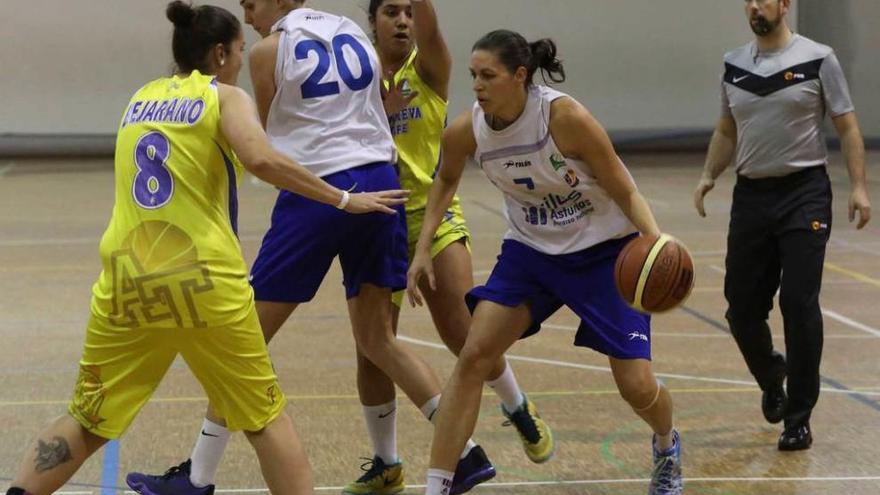 Davorka Balic trata de superar a Laura Bejarano.