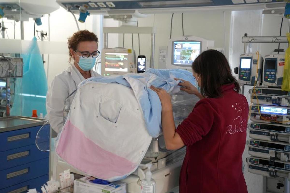 La doctora María José Párraga, supervisando a un bebé que permanece ingresado en el hospital Reina Sofía.