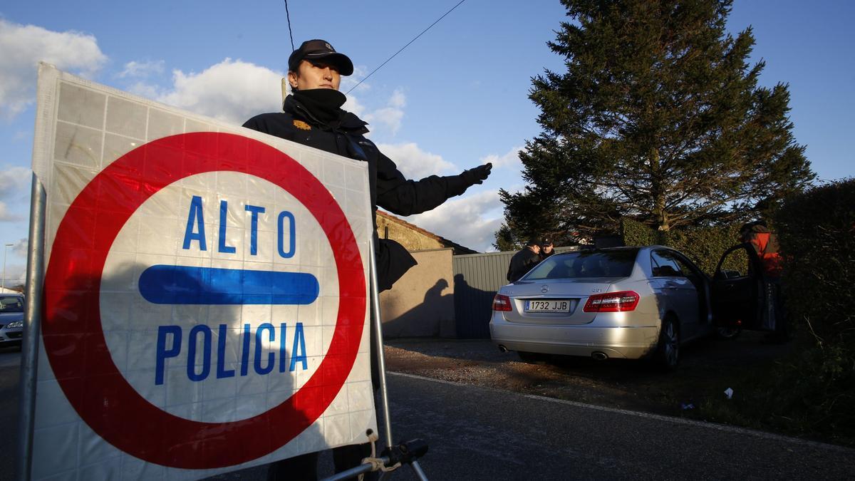 Un control de la Policía Nacional en Avilés.