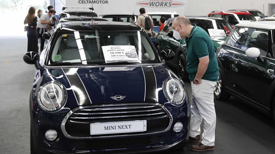 Un posible
comprador ojea
un coche
rebajado. | // PABLO H. GAMARRA