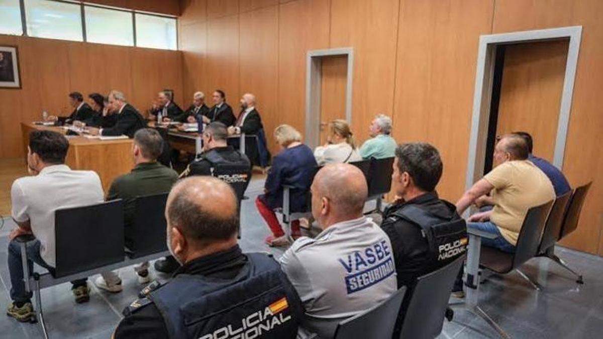 Imagen de archivo de una de las ocasiones en el que el juicio por el conocido como caso del Club de Debates Urbanos de Badajoz tuvo que ser suspendido.