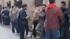 Cua inaudita d’immigrants a Barcelona per la regularització: fa tota la volta a l’ajuntament i gairebé arriba a la Rambla