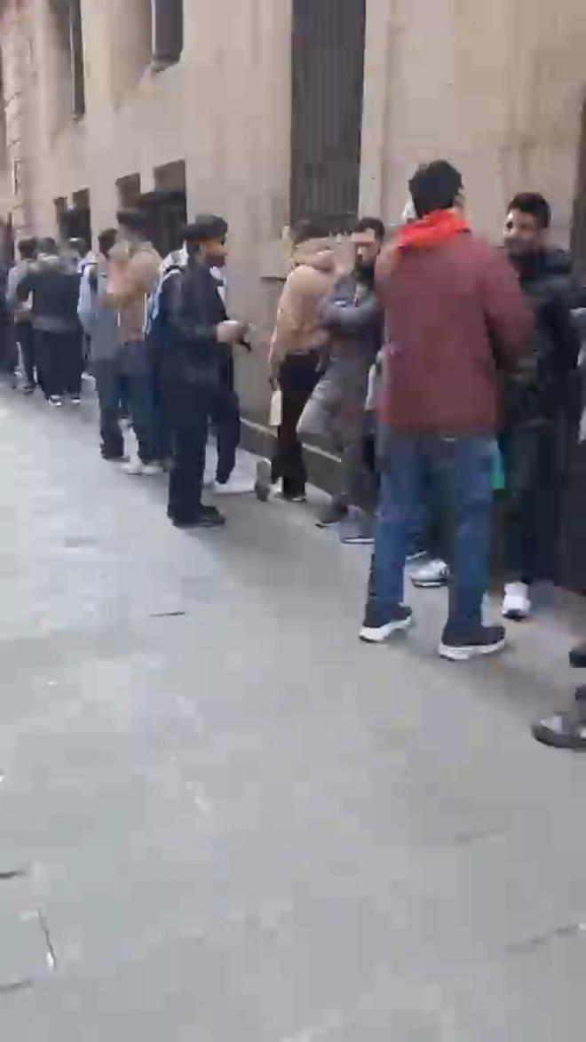 Cua inaudita d’immigrants a Barcelona per la regularització: fa tota la volta a l’ajuntament i gairebé arriba a la Rambla