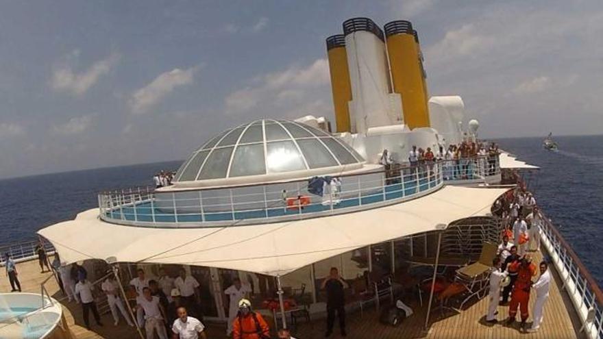 Pasajeros y tripulantes del «Costa Allegra», auxiliados por los marineros del atunero francés «Trévignon».