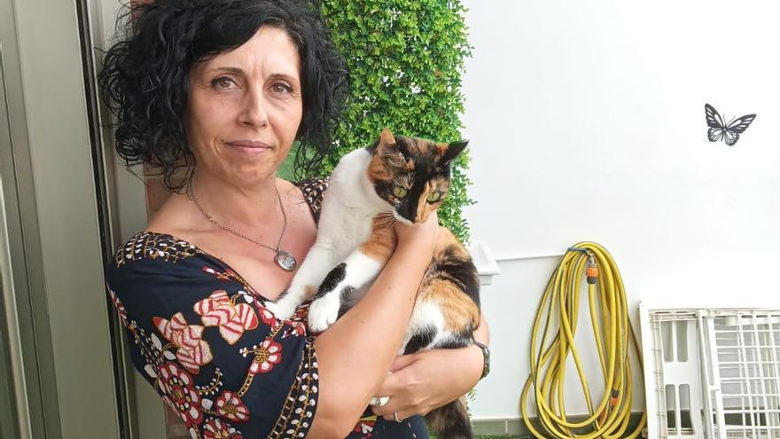 Francina Peinado Gil, en su casa con una de sus mascotas.