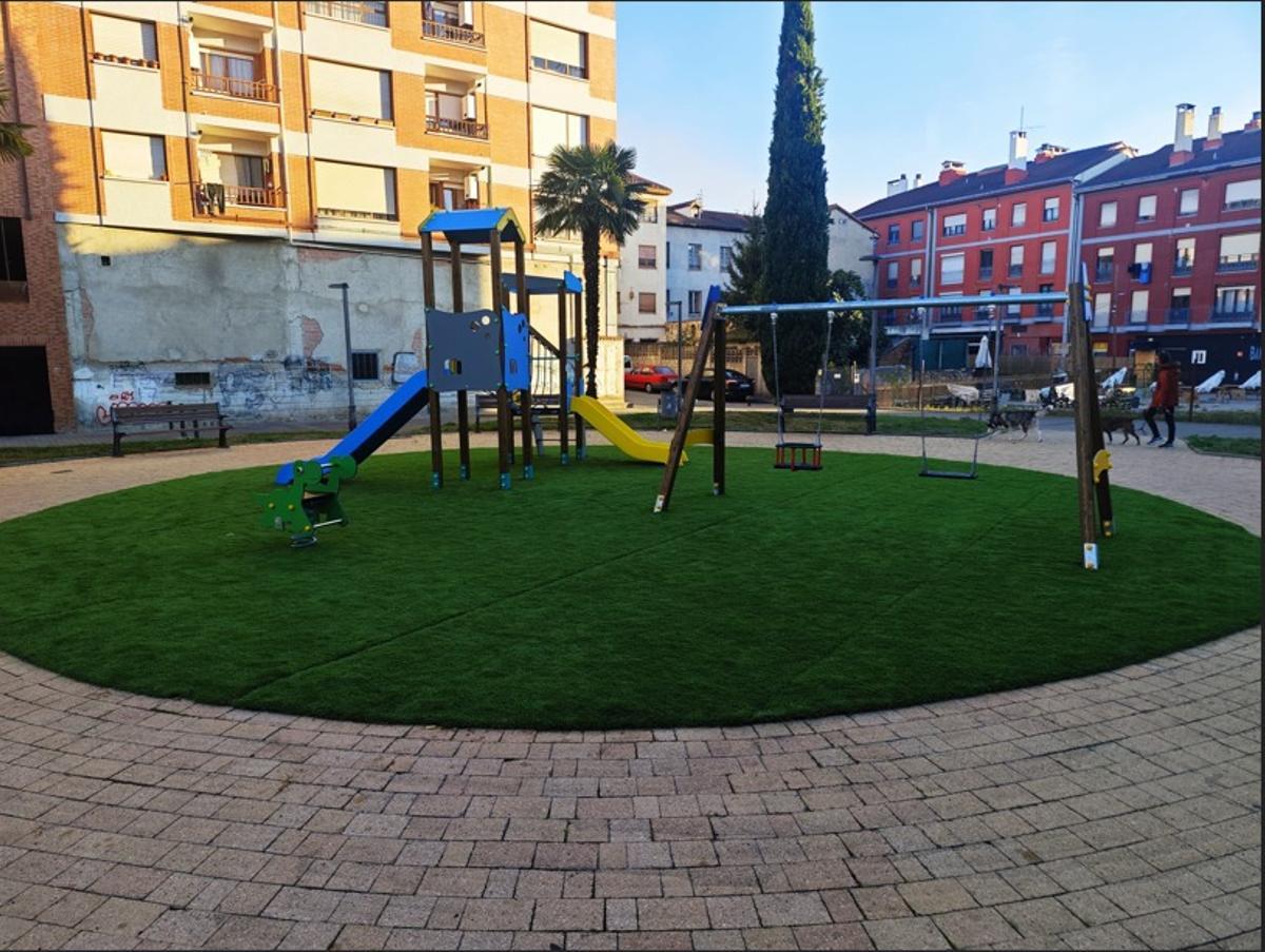 Zona infantil renovada en el parque de la Memoria Histórica.