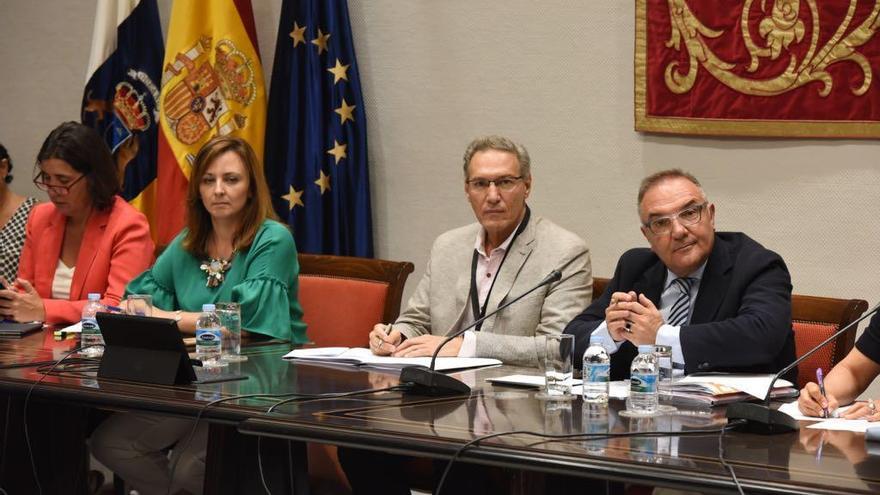Barreto, Alemán y Baltar, durante la comparecencia en el Parlamento de Canarias