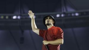 El cantante granadino Dellafuente, en um concierto celebrado en el estadio Metropolitano de Madrid el 20 de junio de 2025. 