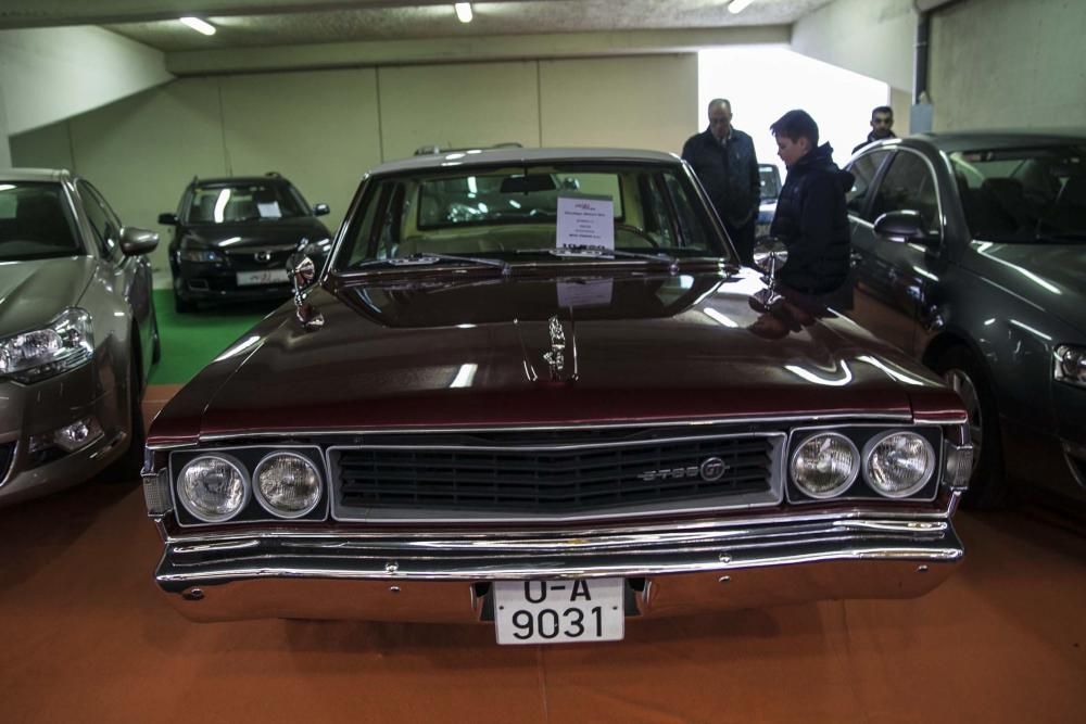 Salón del automóvil en el pabellón de exposiciones en Avilés