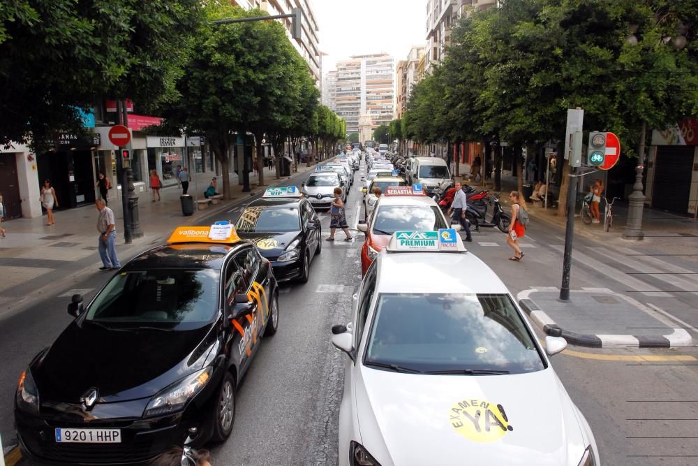 Manifestación de autoescuelas en València