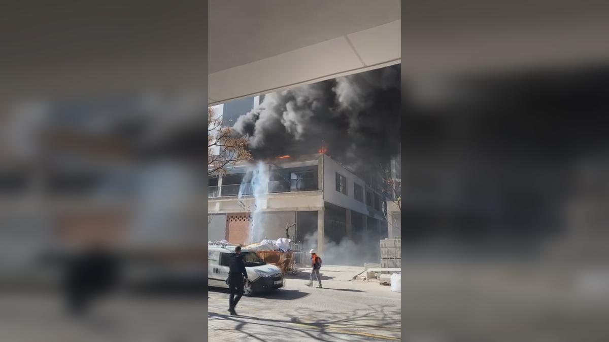Momentos de tensión en el incendio de una obra en Nou Campanar