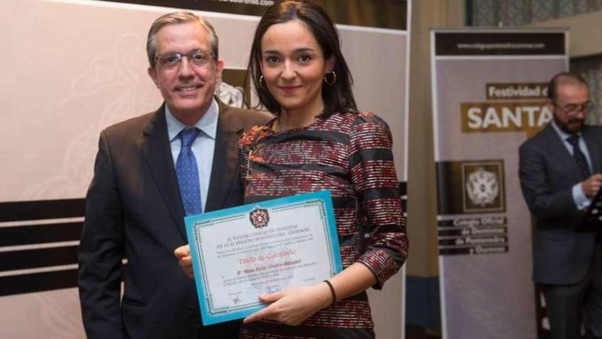 Segundo Rodríguez Grandío entrega un diploma de bienvenida a una nueva colegiada. // FdV