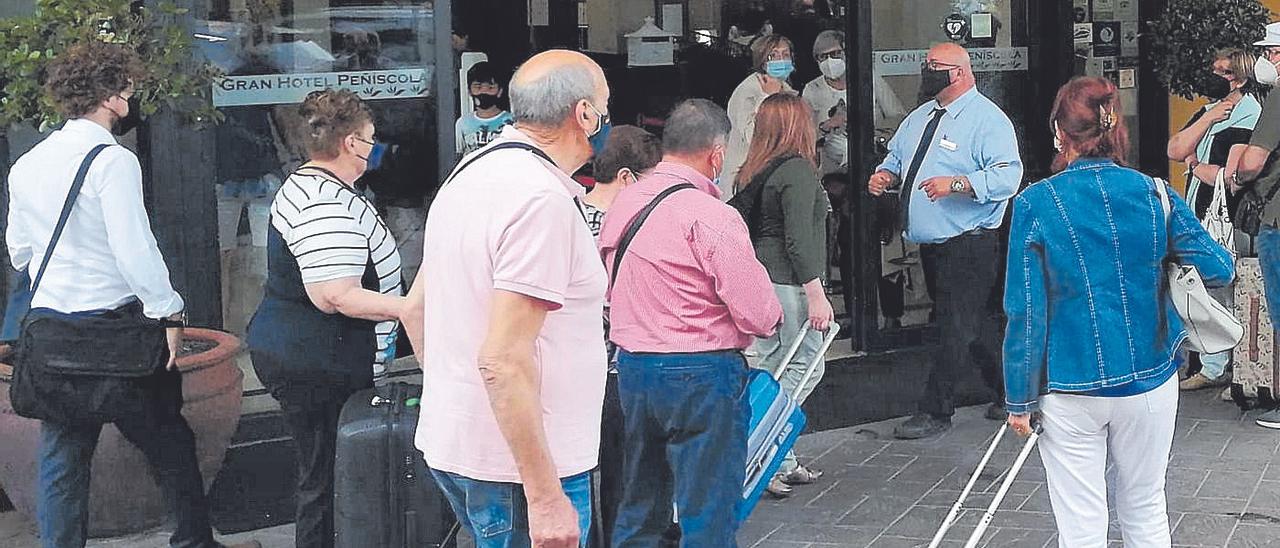 Llegada de jubilados a un hotel de Peñíscola.