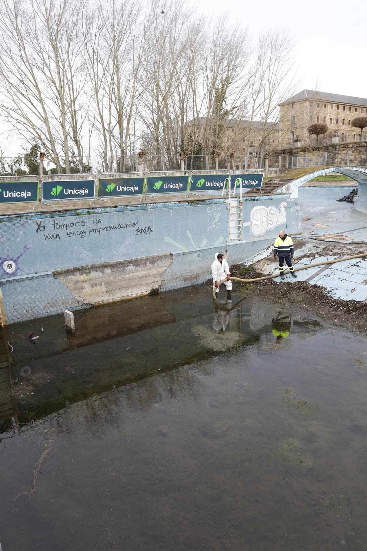 El inicio de los trabajos para dragar las piscinas de la Laboral, en imágenes