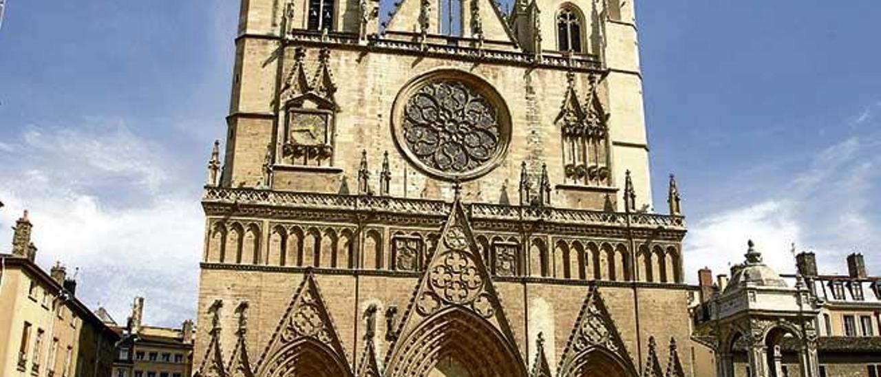 La catedral de Lyon conserva vidrieras del siglo XI y un increíble reloj.