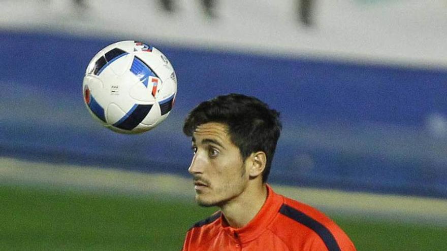 Diego Mariño, durante un calentamiento, en un partido del Levante.