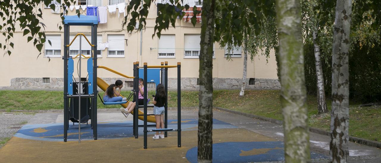 Juegos infantiles en el parque de La Carriona.
